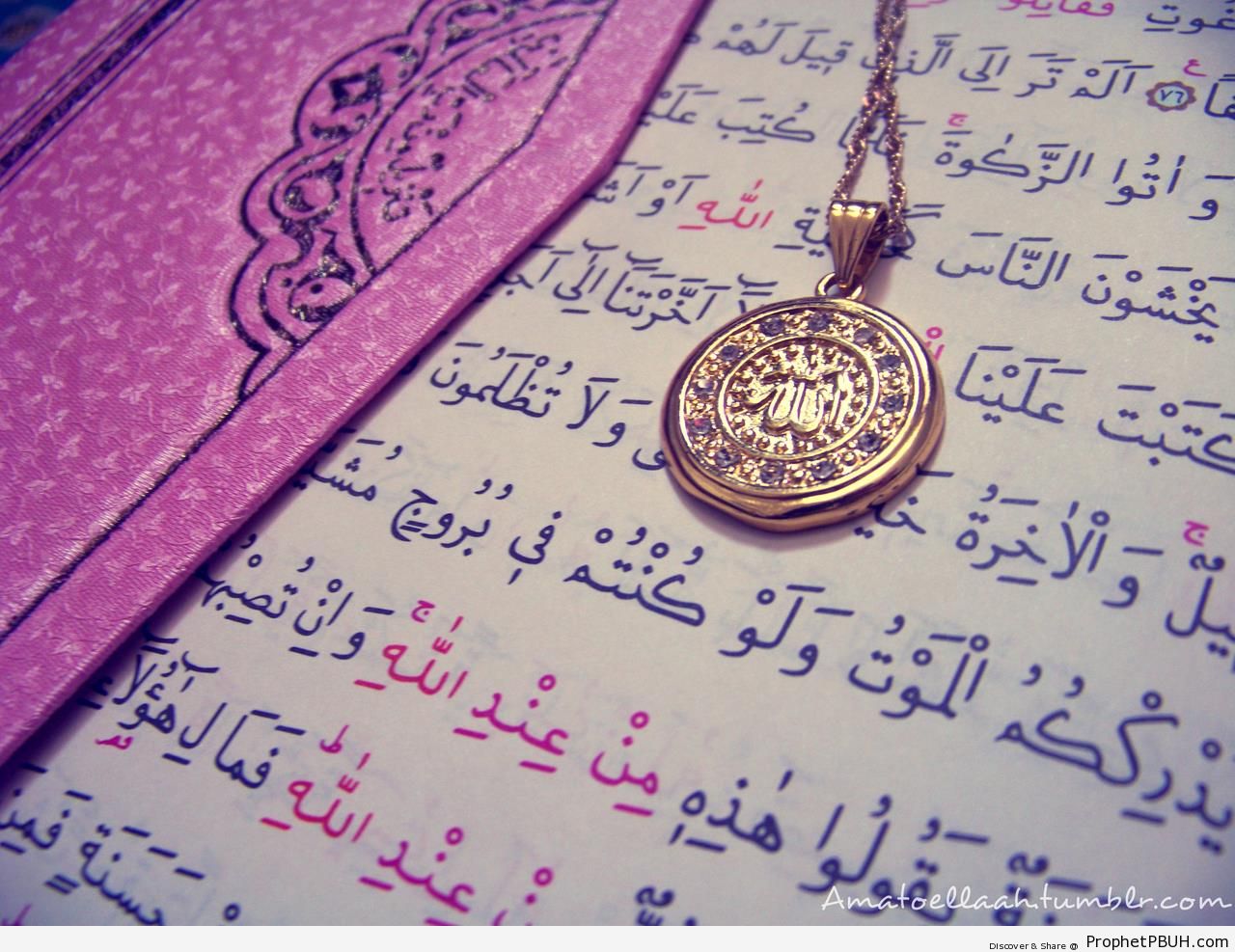 Allah Necklace on a Mushaf - Mushaf Photos (Books of Quran) 