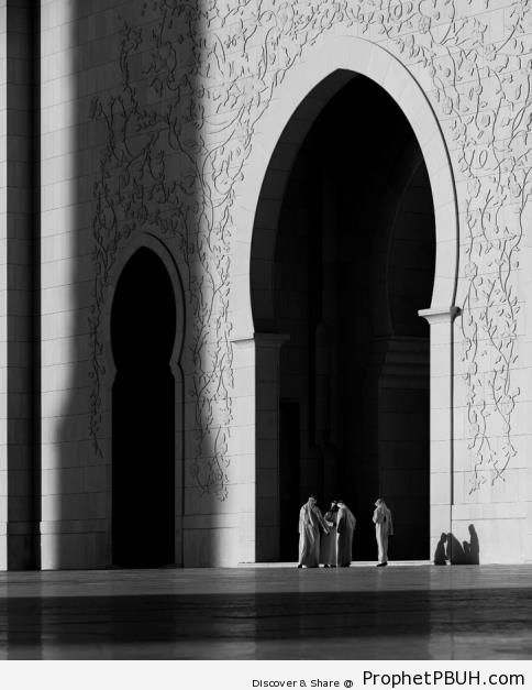 Arches, Zakhrafah, and Emiratis at Sheikh Zayed Grand Mosque in Abu Dhabi - Abu Dhabi, United Arab Emirates