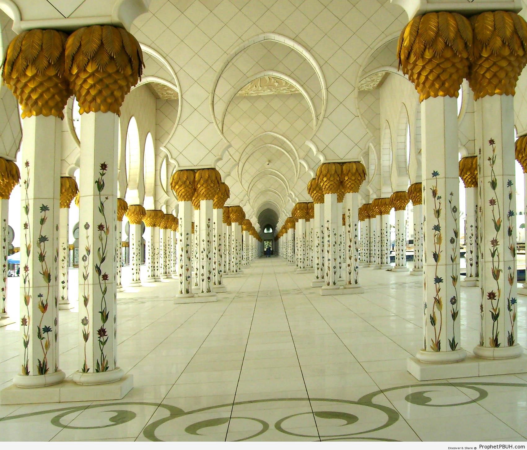 Archways at Sheikh Zayed Grand Mosque in Abu Dhabi, United Arab Emirates - Abu Dhabi, United Arab Emirates -Picture