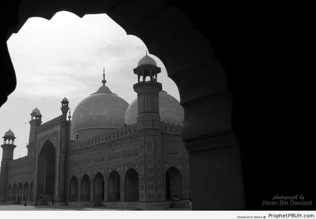 Black and White Shot of the Badshahi Mosque in Lahore, Pakistan - Badshahi Masjid in Lahore, Pakistan -Picture
