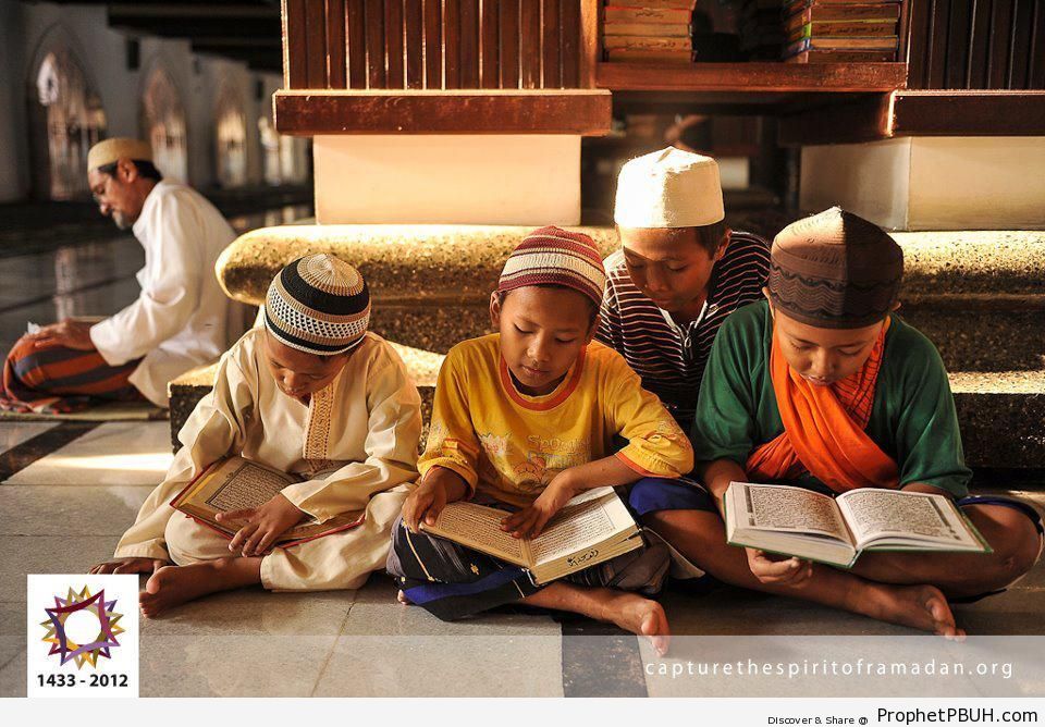 Boys With Books of Quran - Mushaf Photos (Books of Quran) 