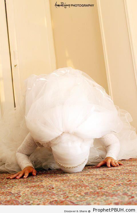Bride in Sujood - Muslimah Photos (Girls and Women & Hijab Photos)