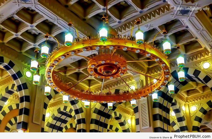 Chandelier at al-Masjid an-Nabawi in Madinah, Saudi Arabia - Al-Masjid an-Nabawi (The Prophets Mosque) in Madinah, Saudi Arabia -Picture