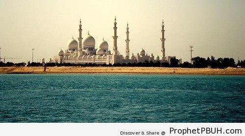 Distant View of Sheikh Zayed Grand Mosque in Abu Dhabi - Abu Dhabi, United Arab Emirates