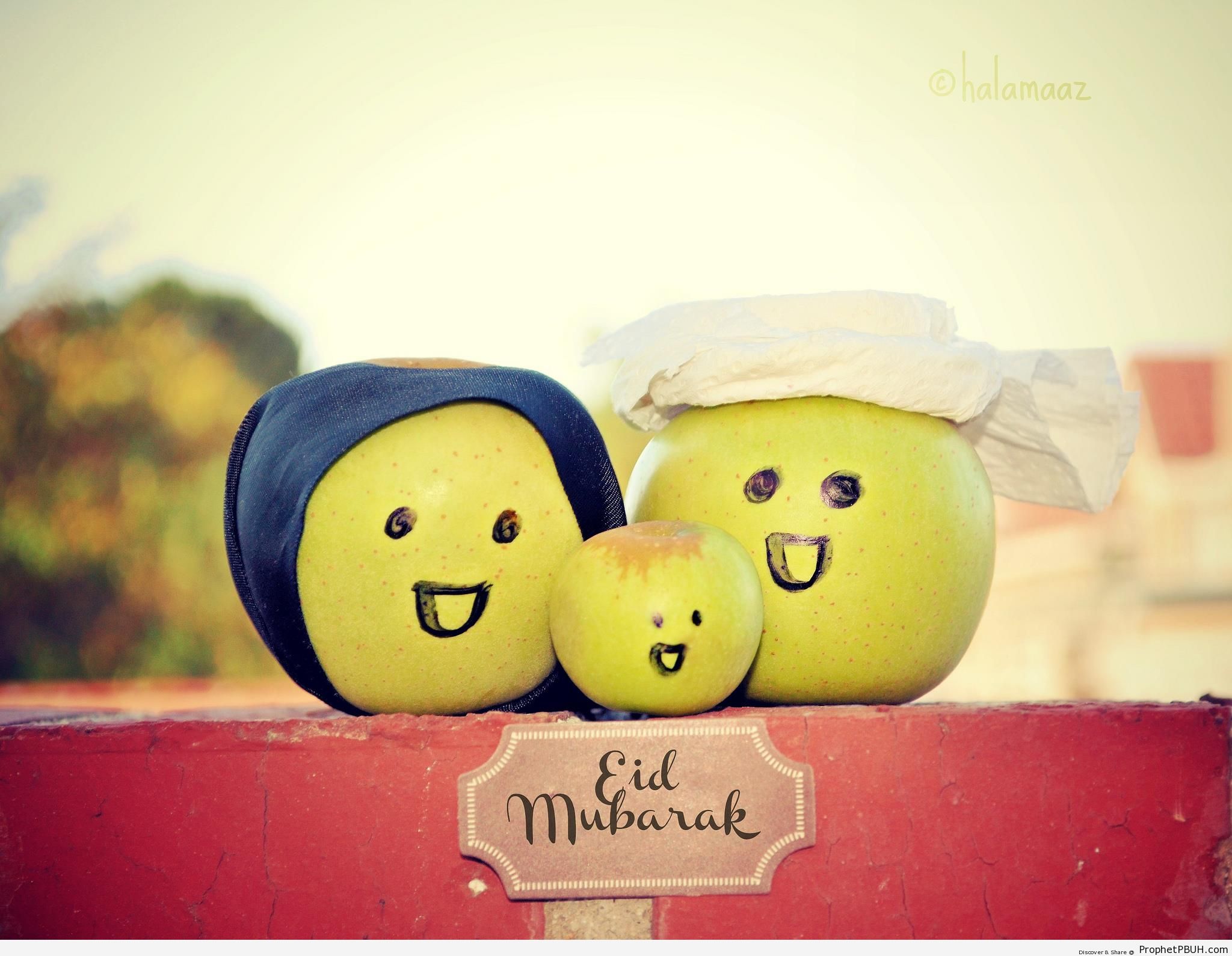 Eid Mubarak Greeting Written Under Smiling Muslim Apple Family - Eid Mubarak Greeting Cards, Graphics, and Wallpapers 