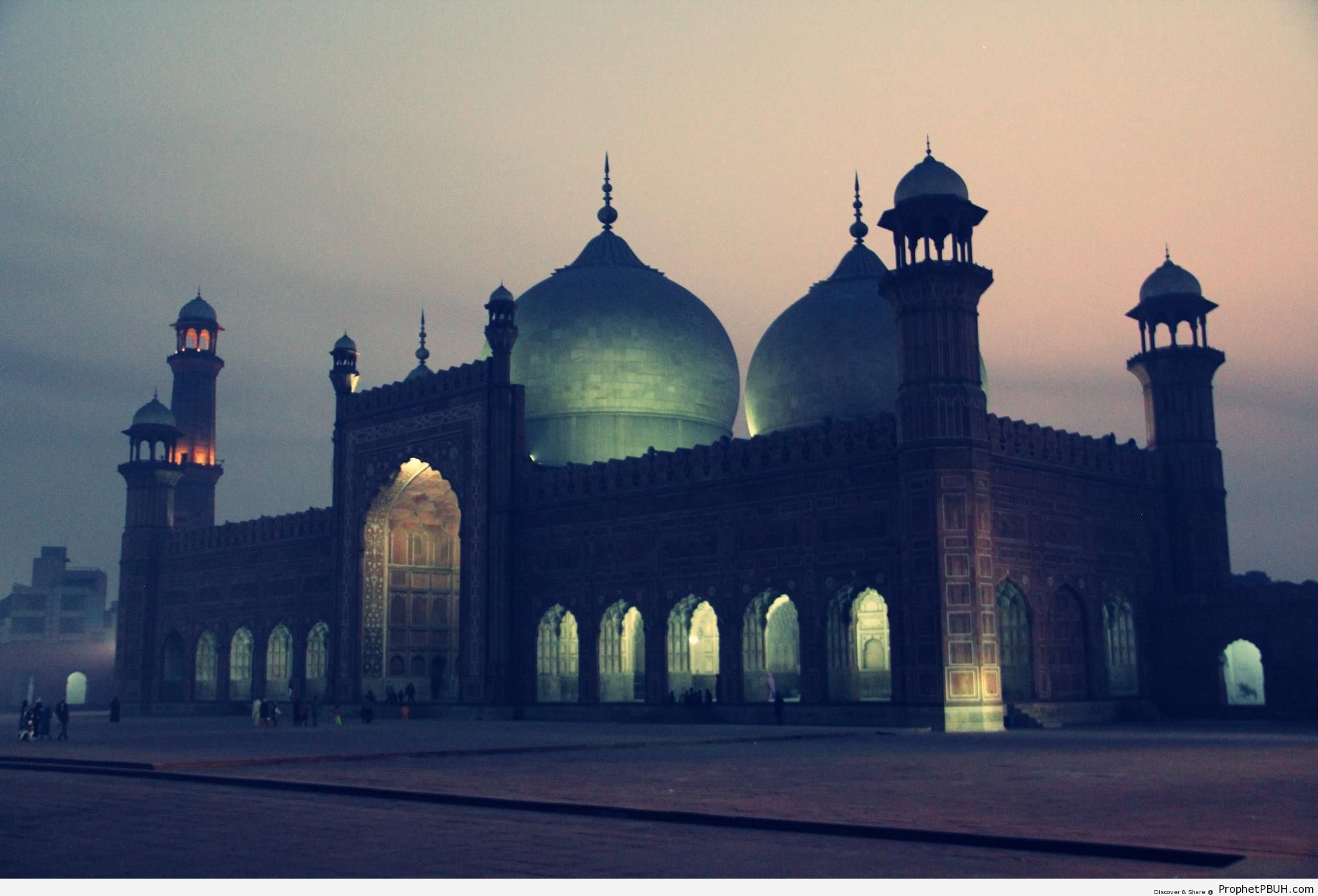 Evening Twilight Photo of Badshahi Mosque in Lahore, Pakistan - Badshahi Masjid in Lahore, Pakistan -Picture