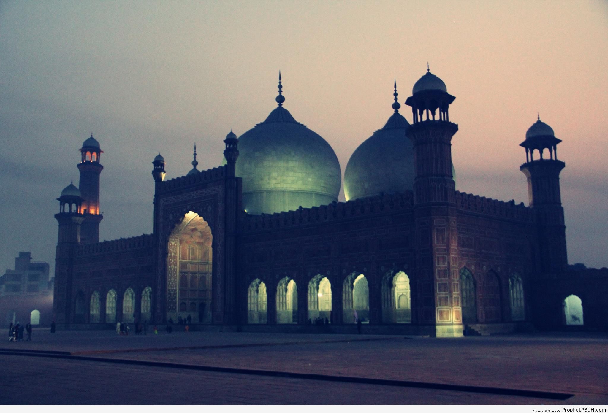 Essay on badshahi mosque lahore