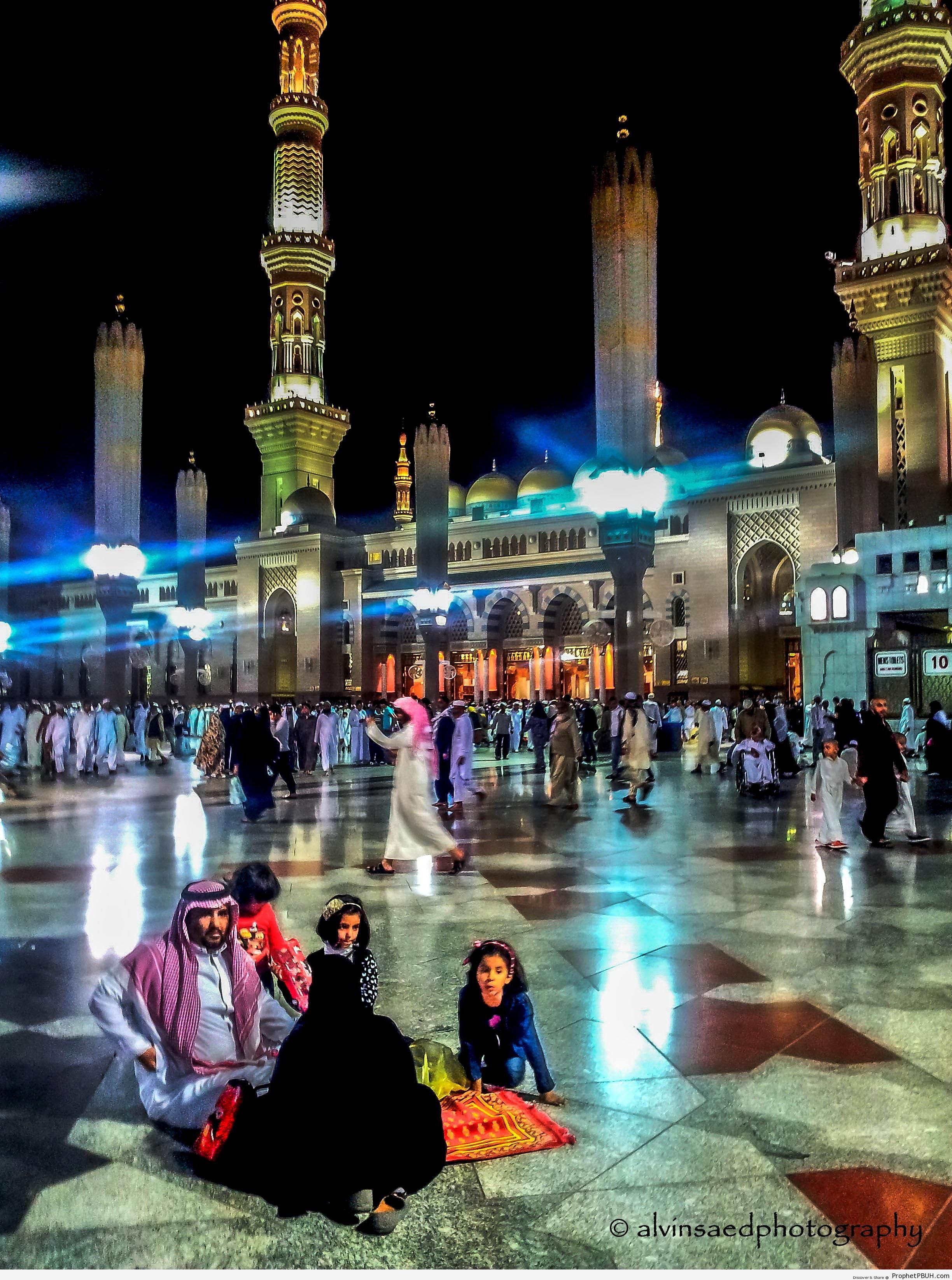 Family at al-Masjid an-Nabawi - Al-Masjid an-Nabawi (The Prophets Mosque) in Madinah, Saudi Arabia -Picture