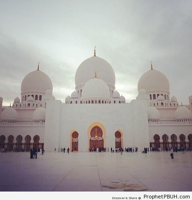 Frontal View of the Sheikh Zayed Grand Mosque - Abu Dhabi, United Arab Emirates