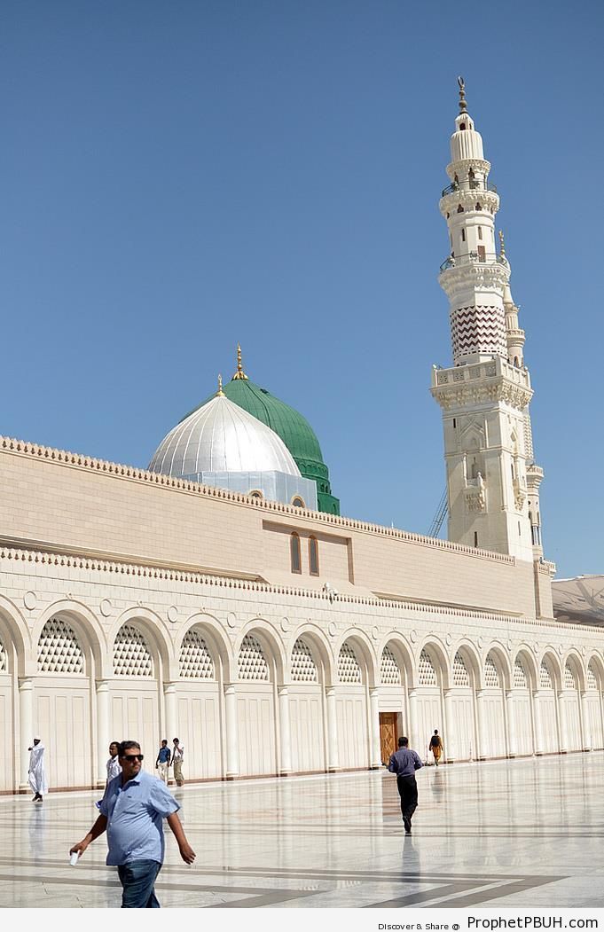 Green Dome and Minaret at Masjid an-Nabawi - Al-Masjid an-Nabawi (The Prophets Mosque) in Madinah, Saudi Arabia -Picture