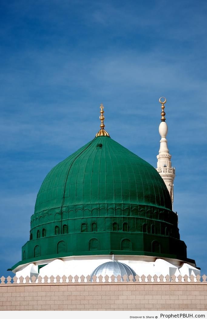 Green Dome of the Prophet-s Mosque (Madinah, Saudi Arabia) - Al-Masjid an-Nabawi (The Prophets Mosque) in Madinah, Saudi Arabia -Picture