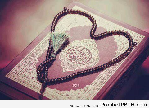Heart-Shaped Prayer Bead Arrangement on Mushaf - Islamic Calligraphy and Typography