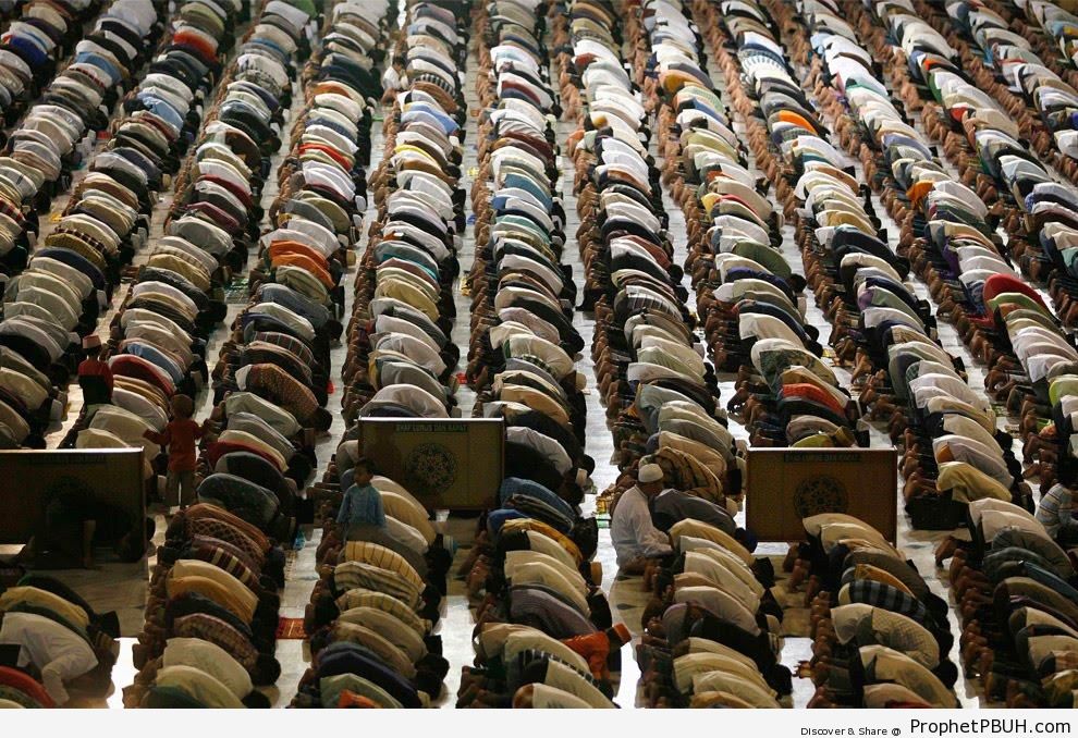Indonesian Muslims Pray on the Eve of Ramadan 2009 - Photos of Muslim People -