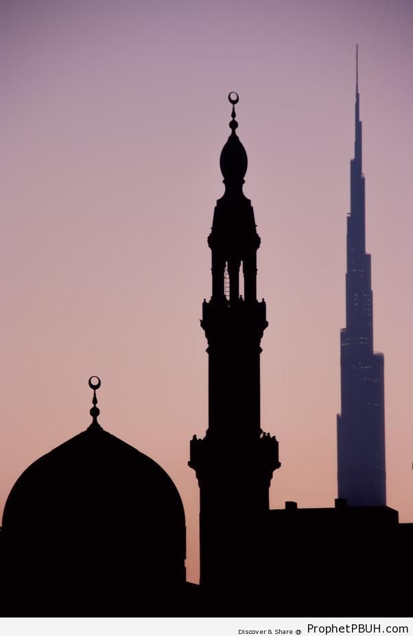 Jumeira Mosque in Dubai, with Burj Khalifa in the Background - Dubai, United Arab Emirates
