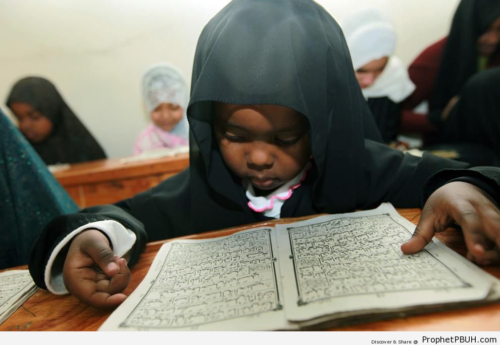 Kenyan Child Reading the Quran (Ramadan 2009) - Muslimah Photos (Girls and Women & Hijab Photos) 