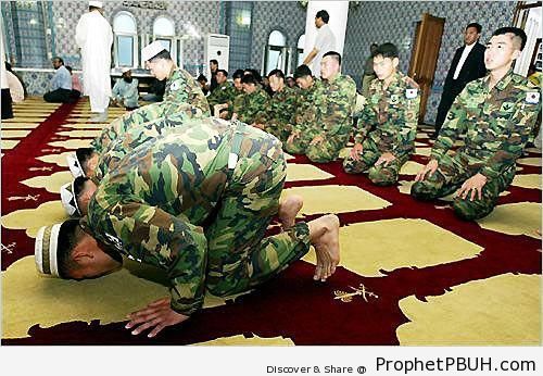 Korean Muslim Soldiers Pray at Mosque in Seoul - Islamic Architecture