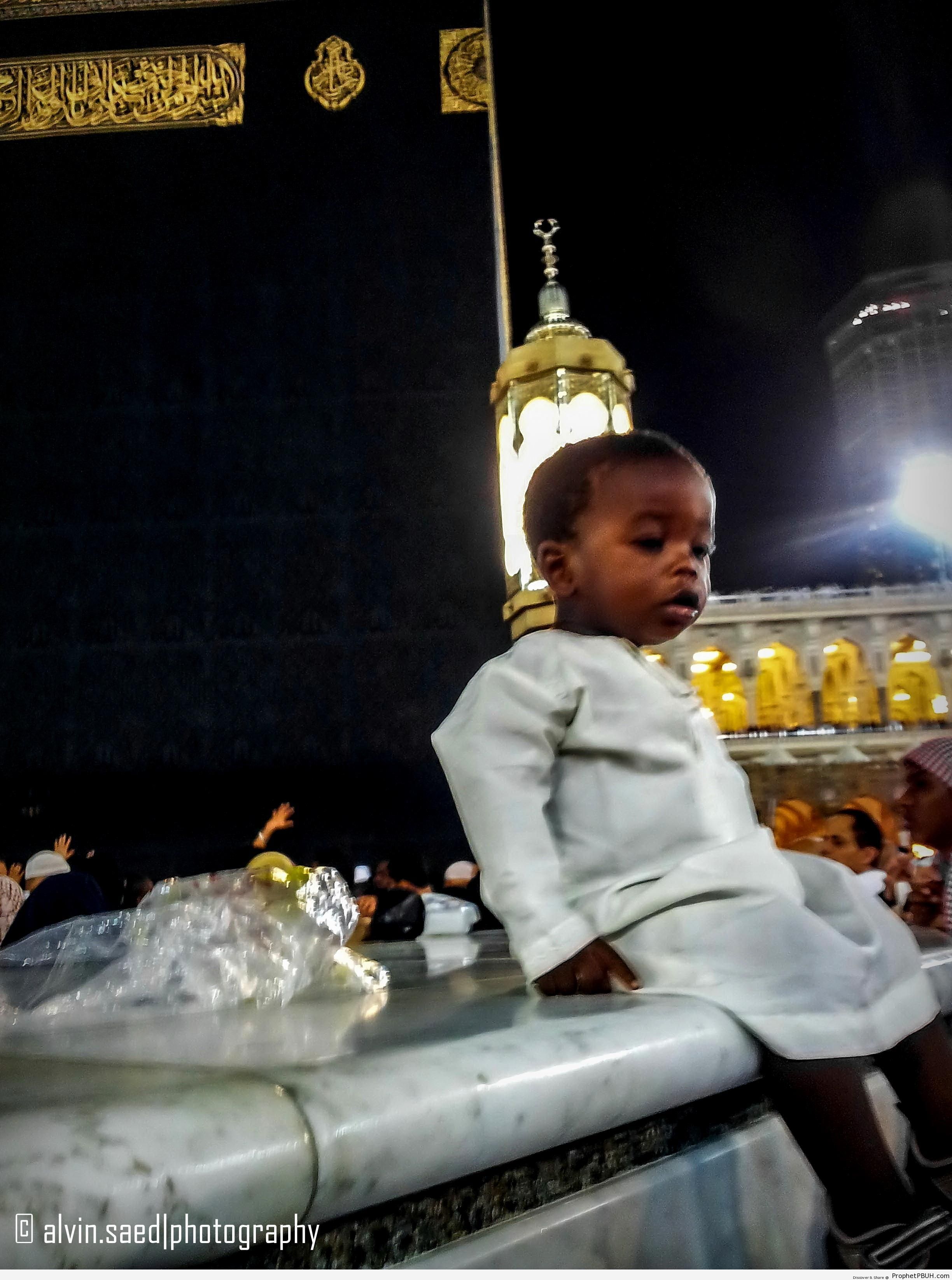 Little Boy by the Kaba (Makkah, Saudi Arabia) - al-Masjid al-Haram in Makkah, Saudi Arabia -Picture
