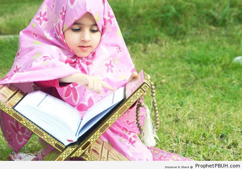 Little Girl With Quran - Mushaf Photos (Books of Quran) 