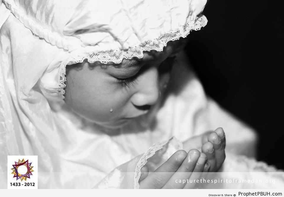 Little Girl in White Hijab Making Dua [Black and White Photo] - Islamic Black and White Photos -Pictures
