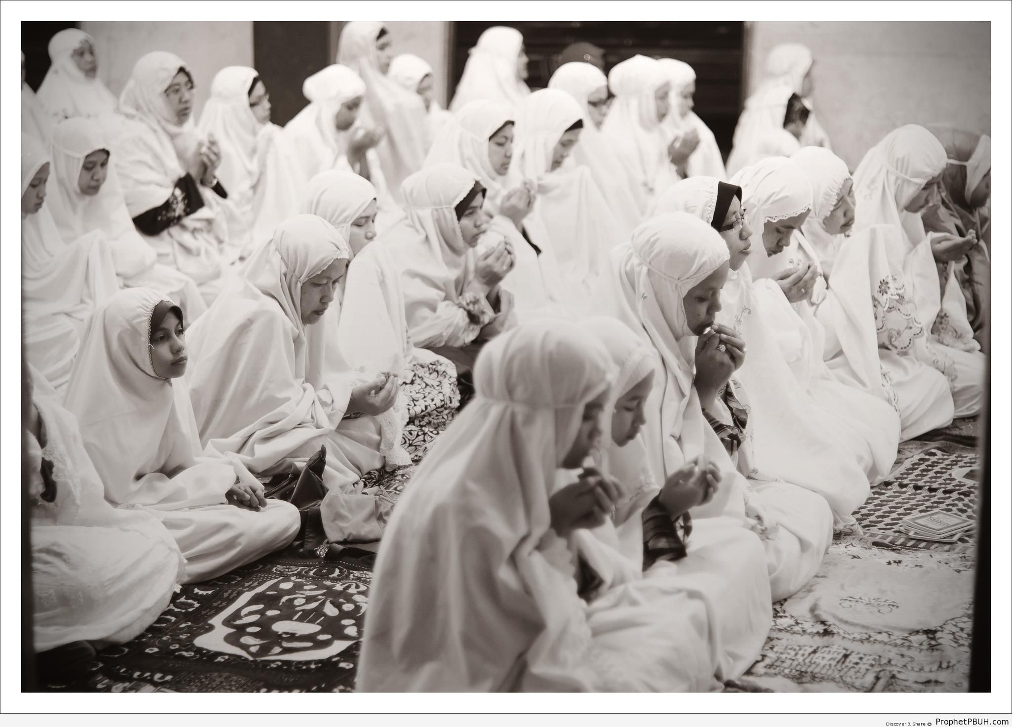 Malaysian Muslims in Dua - Muslimah Photos (Girls and Women & Hijab Photos) -Pictures