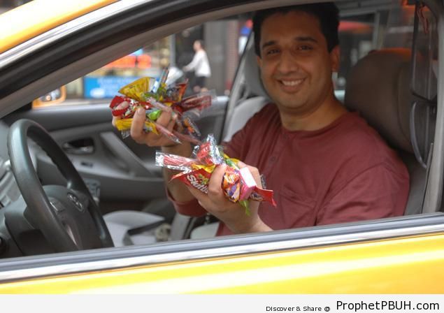 Mansoor Khalid, Muslim New York Taxi Driver Gives Away Free Candy to Passengers - Photos