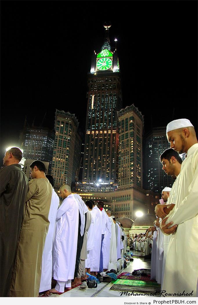 Men Praying at Masjid al-Haram in Makkah, Saudi Arabia - al-Masjid al-Haram in Makkah, Saudi Arabia -Picture