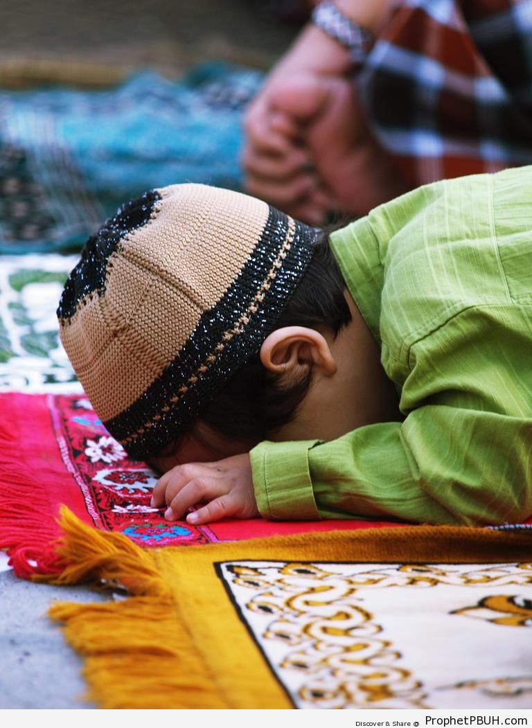 Muslim Little Boy in Sujood - Photos of Muslim People -