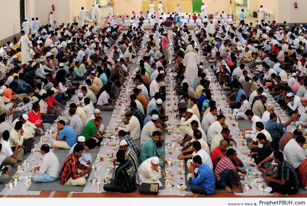 Muslim Men Breaking Their Fast in Jeddah, Saudi Arabia (Ramadan 2009) - Islamic Quotes About the Month of Ramadan 