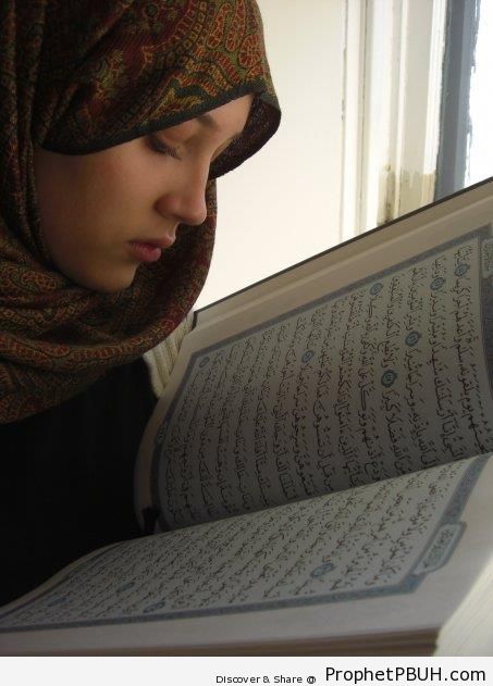 Muslim Woman Reading the Quran - Mushaf Photos (Books of Quran)