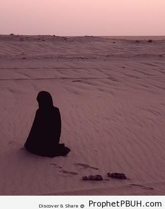 Muslimah Praying in Desert - Muslimah Photos (Girls and Women & Hijab Photos)