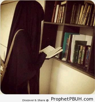 Muslimah With Quran - Mushaf Photos (Books of Quran)