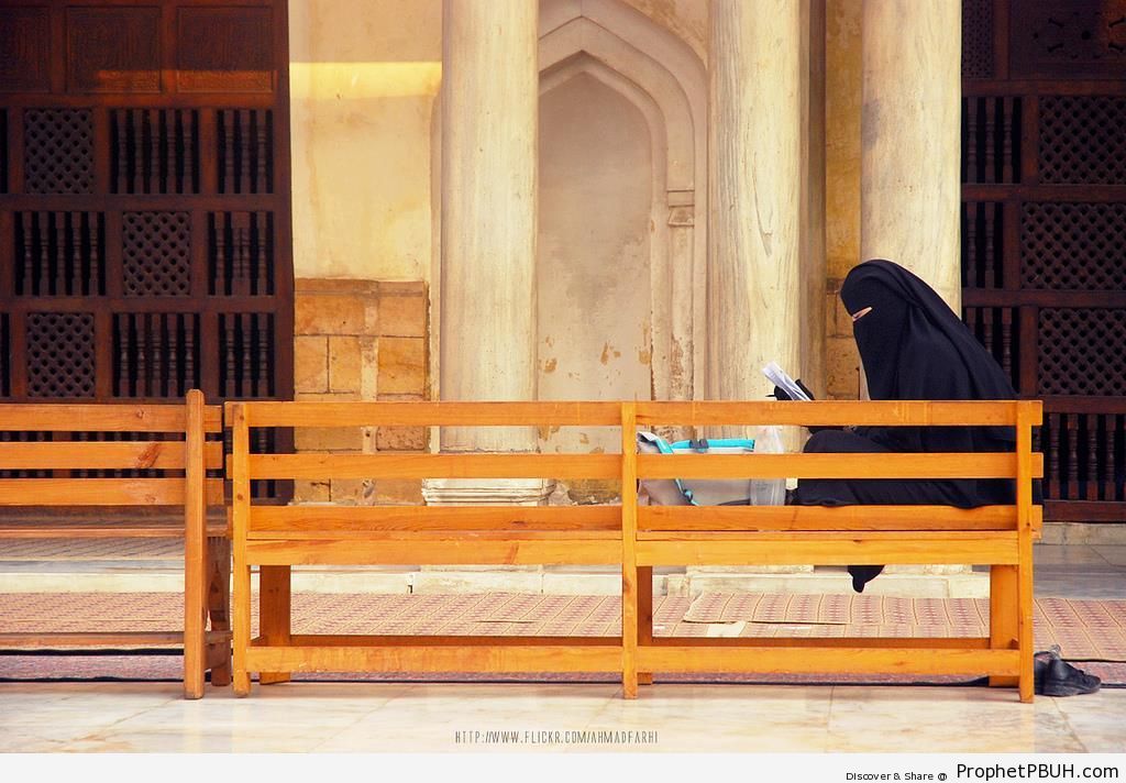 Niqabi Student Studies on Al-Azhar University Bench in Cairo - Al-Azhar Mosque and University in Cairo -Picture