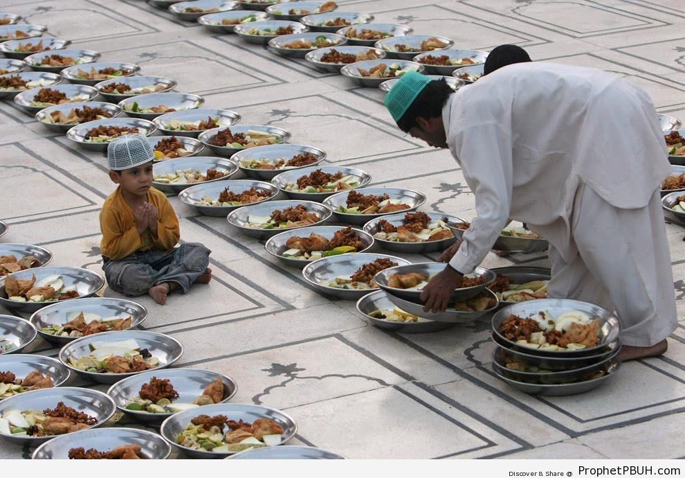 Pakistani Muslim Prepares Food for Iftar (Ramadan 2009) - Islamic Quotes About the Month of Ramadan 