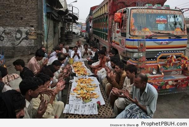 Pakistani Truck Drivers at Iftar in Lahore, Pakistan (Ramadan 2012) - Islamic Quotes About the Month of Ramadan