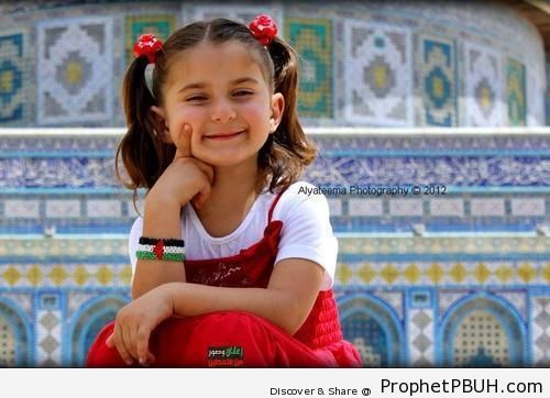 Palestinian Little Girl in Front of the Dome of the Rock Mosque - Al-Quds (Jerusalem), Palestine