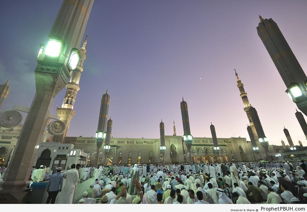 Photo of Masjid an-Nabawi at Maghrib Time - Al-Masjid an-Nabawi (The Prophets Mosque) in Madinah, Saudi Arabia -Picture