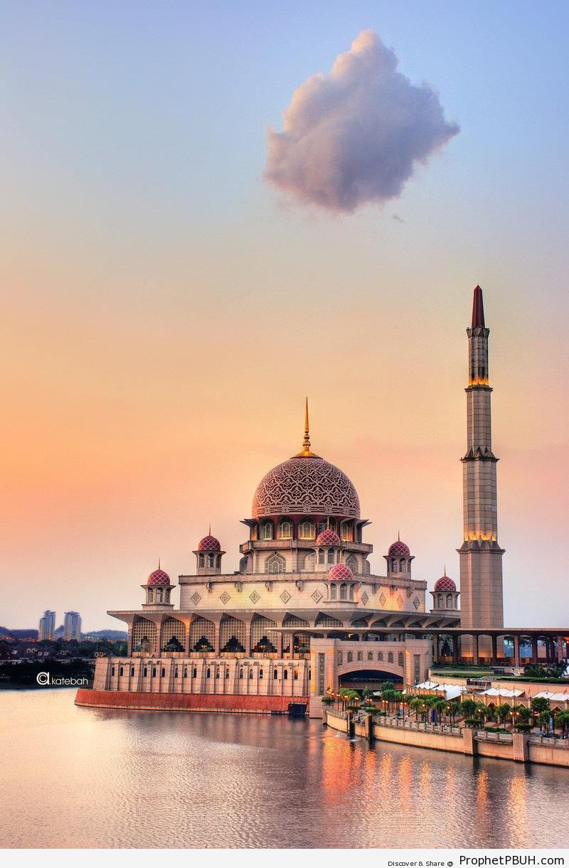 Photo of Putra Mosque (Masjid Putra) in Putrajaya, Malaysia - Islamic Architecture -Picture