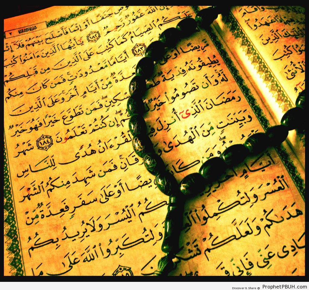 Photo of a Mushaf on Surat al-Baqarah with prayer beads - Mushaf Photos (Books of Quran) 