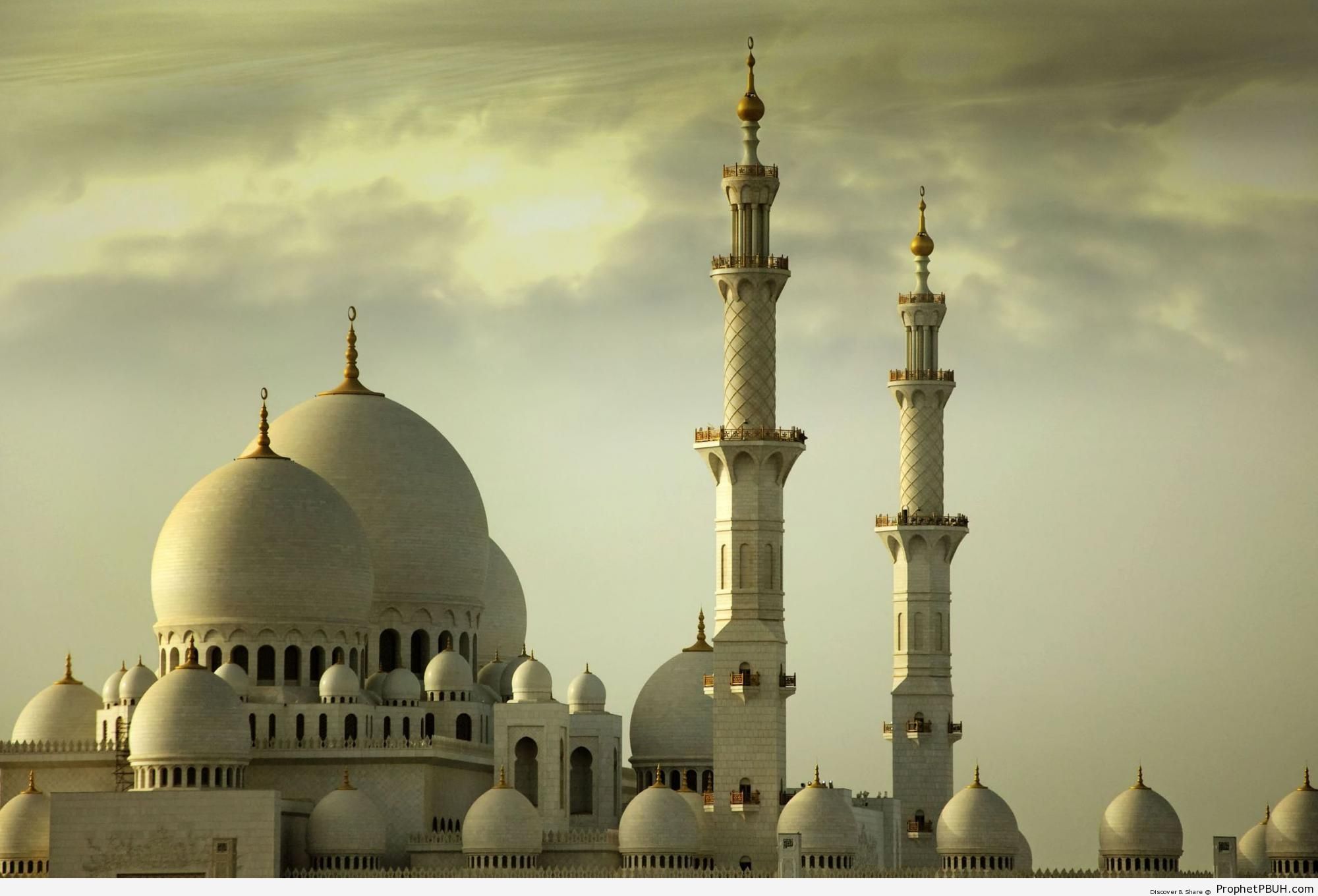 Side View of Sheikh Zayed Grand Mosque in Abu Dhabi, United Arab Emirates - Abu Dhabi, United Arab Emirates -Picture