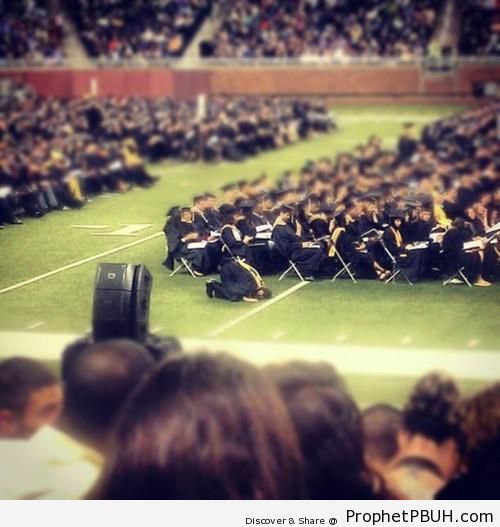 Student Makes Sujood at University Graduation Ceremony - Photos