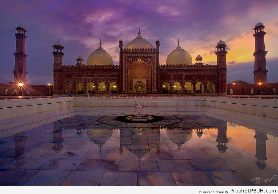 The Badshahi Mosque After Sunset (Lahore, Pakistan) - Badshahi Masjid in Lahore, Pakistan -Picture