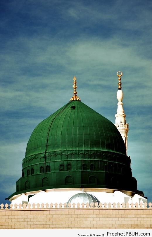 The Iconic Green Dome of the Prophet-s Mosque (Madinah, Saudi Arabia) - Al-Masjid an-Nabawi (The Prophets Mosque) in Madinah, Saudi Arabia
