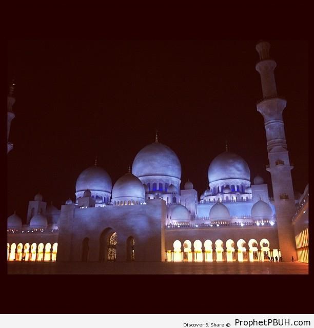A Night at Sheikh Zayed Grand Mosque in Abu Dhabi, United Arab Emirates - Abu Dhabi, United Arab Emirates
