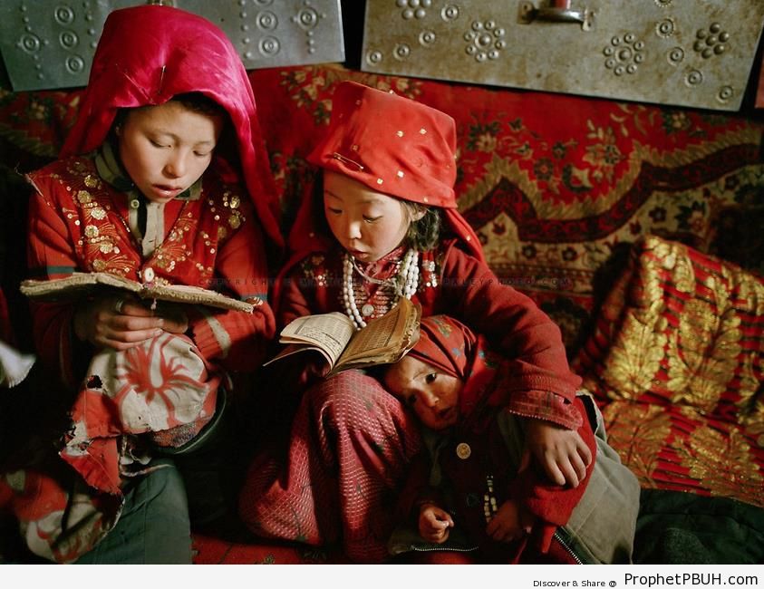 Afghan Girls Learning to Read Quran - Muslimah Photos (Girls and Women & Hijab Photos) 
