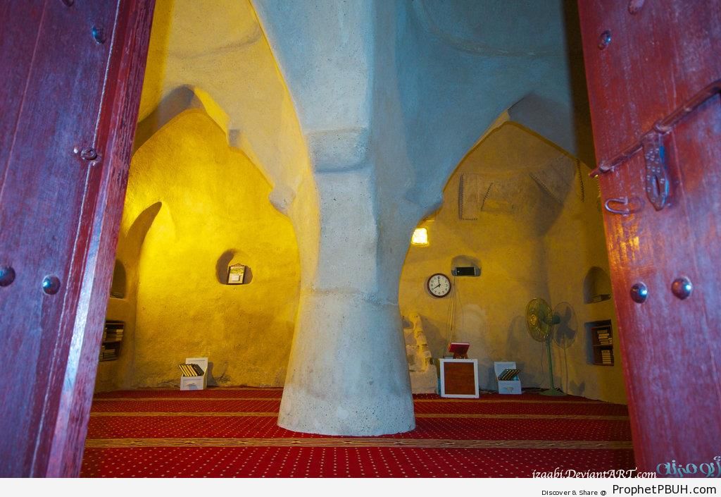 Al Badiyah Mosque in Fujairah (Oldest Mosque in the UAE) - Al Badiyah Mosque in Fujairah, United Arab Emirates -Picture