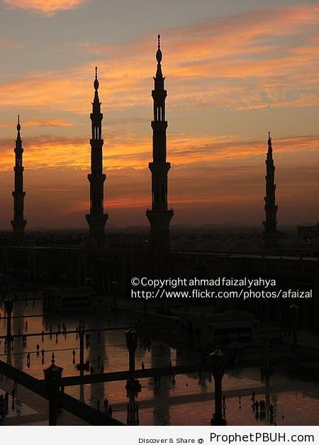 An Evening to Remember Allah at the Mosque of the Prophet ï·º in Madinah - Al-Masjid an-Nabawi (The Prophets Mosque) in Madinah, Saudi Arabia