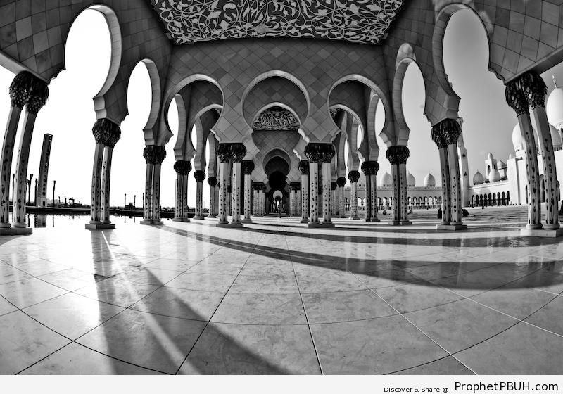 Arcade Panorama in Black and White, Sheikh Zayed Grand Mosque - Abu Dhabi, United Arab Emirates -Picture