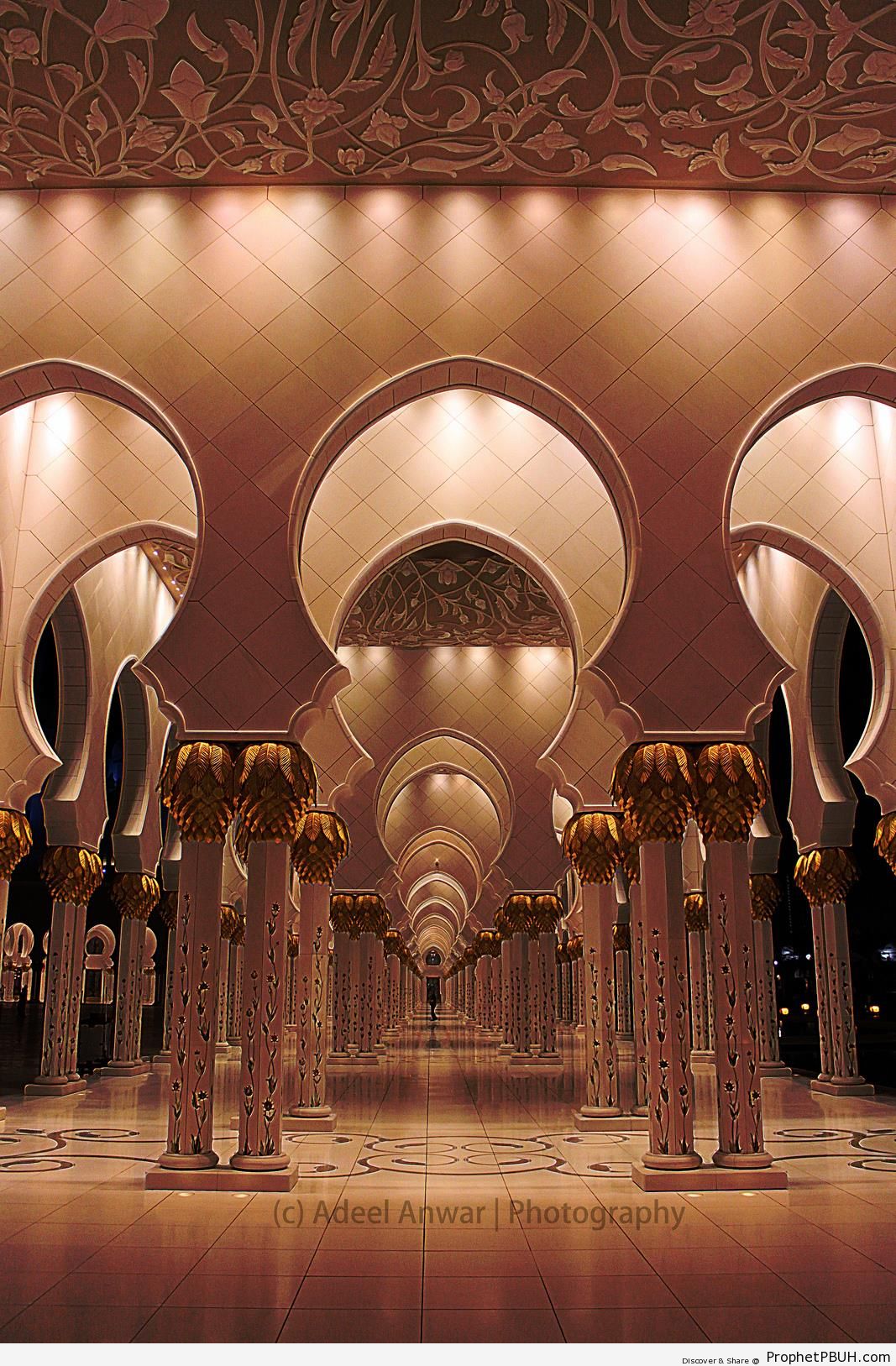 Arches and Columns of Sheikh Zayed Grand Mosque in Abu Dhabi - Abu Dhabi, United Arab Emirates -Picture