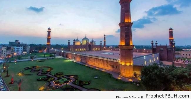 Badshahi Mosque at Sundown (Lahore, Pakistan) - Badshahi Masjid in Lahore, Pakistan