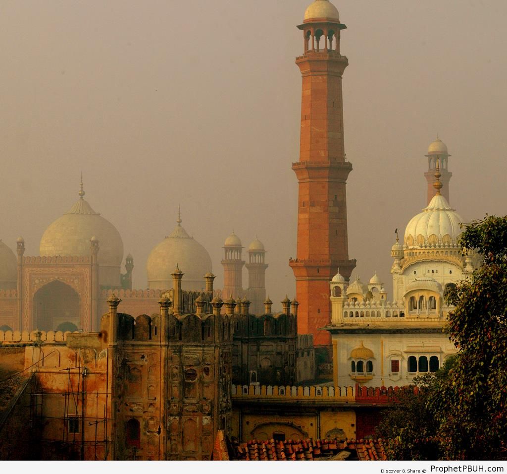 Badshahi Mosque in Lahore, Pakistan from Faraway - Badshahi Masjid in Lahore, Pakistan -Picture